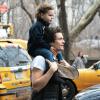 Orlando Bloom porte son fils Flynn sur ses épaules a New York, le 22 décembre 2013.