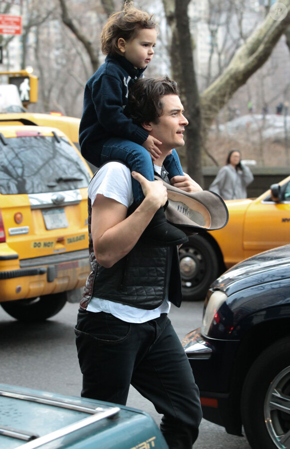 Orlando Bloom porte son fils Flynn sur ses épaules a New York, le 22 décembre 2013.
