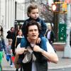 Orlando Bloom porte son fils Flynn sur ses épaules a New York, le 22 décembre 2013.