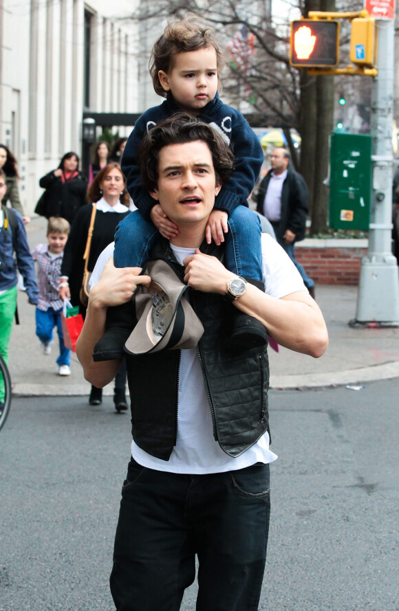 Orlando Bloom porte son fils Flynn sur ses épaules a New York, le 22 décembre 2013.
