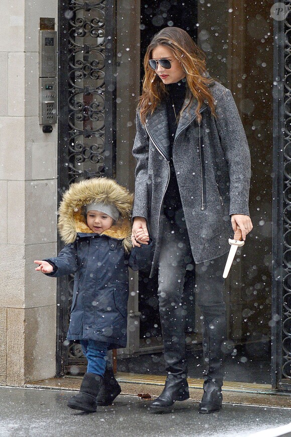 Miranda Kerr et Flynn lors d'une sortie sous la neige à New York le 14 décembre 2013