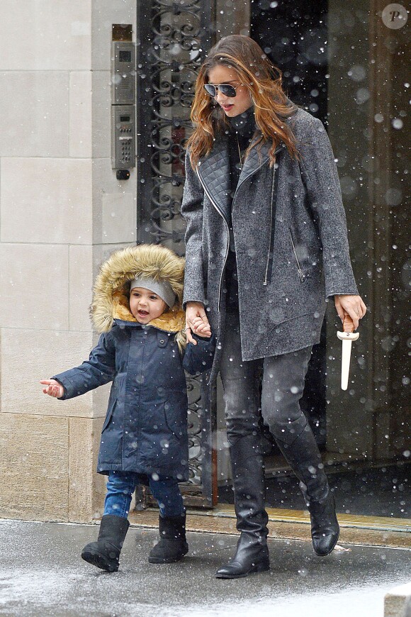 Miranda Kerr et Flynn lors d'une sortie sous la neige à New York le 14 décembre 2013