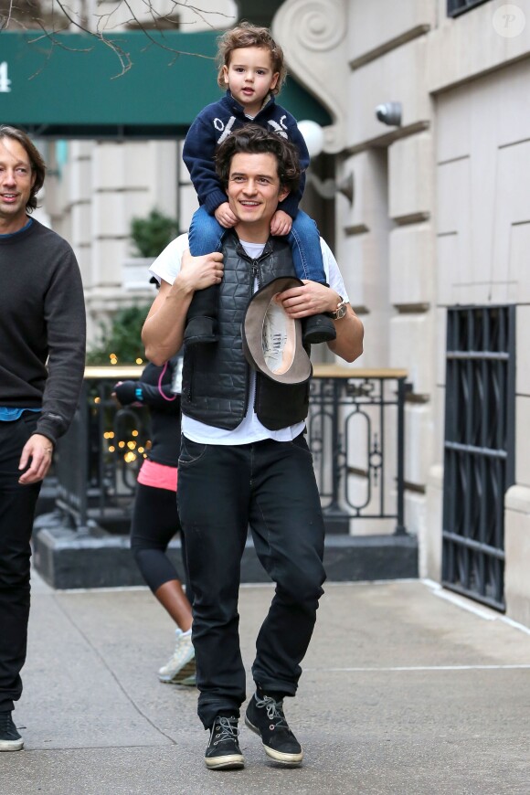 Les hommes prennent l'air ! Orlando Bloom porte son fils Flynn sur ses épaules a New York, le 22 décembre 2013.