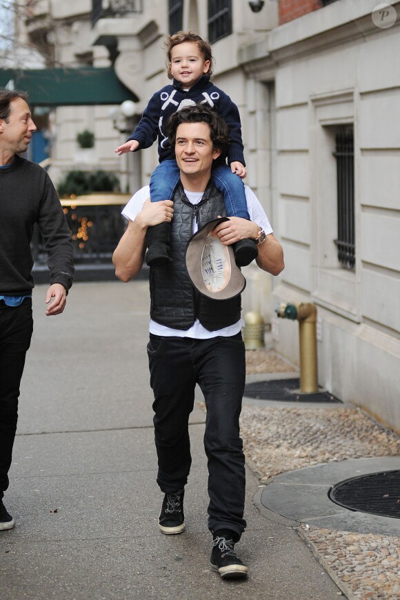 Les hommes prennent l'air ! Orlando Bloom porte son fils Flynn sur ses épaules a New York, le 22 décembre 2013.