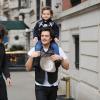 Les hommes prennent l'air ! Orlando Bloom porte son fils Flynn sur ses épaules a New York, le 22 décembre 2013.