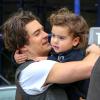 Les hommes prennent l'air ! Orlando Bloom porte son fils Flynn sur ses épaules a New York, le 22 décembre 2013.