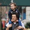 Les hommes prennent l'air ! L'acteur anglais Orlando Bloom porte son fils Flynn sur ses épaules a New York, le 22 décembre 2013.