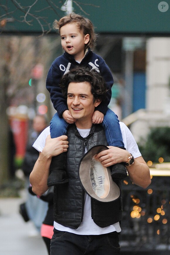 Les hommes prennent l'air ! L'acteur anglais Orlando Bloom porte son fils Flynn sur ses épaules a New York, le 22 décembre 2013.