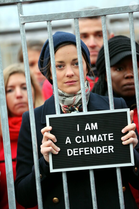 Marion Cotillard ne lâche rien et milite devant le Palais Royal à Paris, en faveur des militants de Greenpeace retenus en Russie, le 15 novembre 2013.