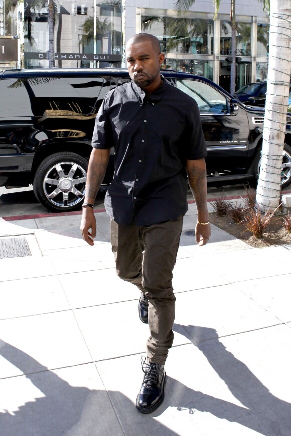 Kanye West en pleine séance shopping avec sa fiancée Kim Kardashian à Beverly Hills, le 11 décembre 2013.