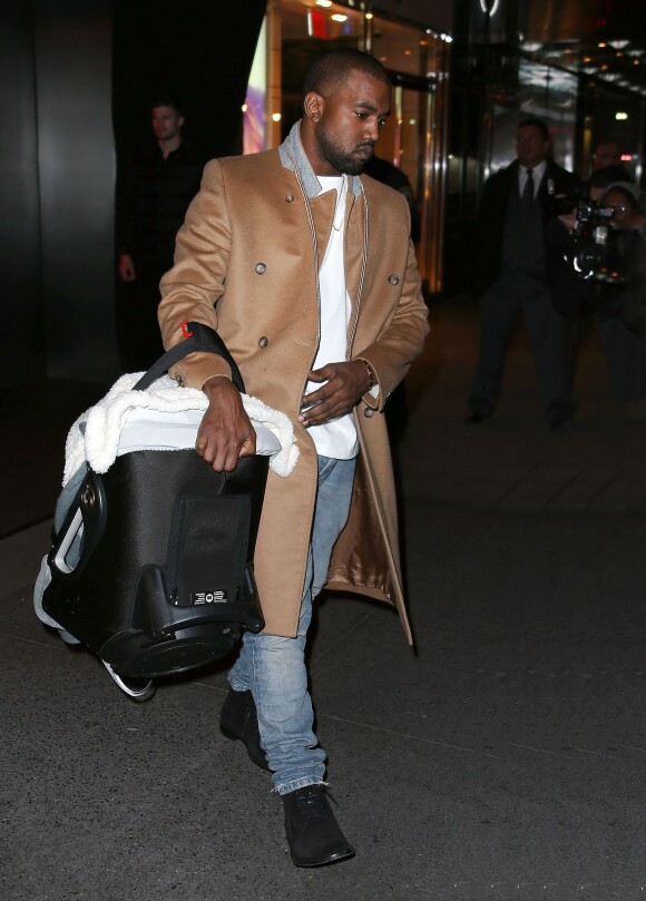 Kanye West tient le landau de sa fille North à New York, le 22 novembre 2013.