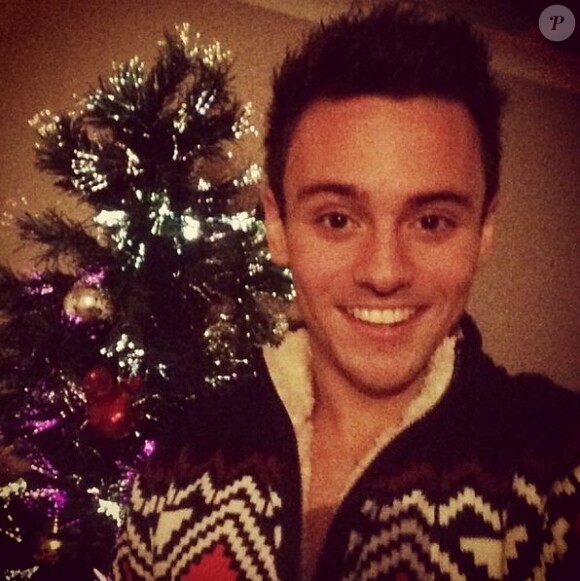 Tom Daley prend la pose sur Instagram, chez lui au Royaume-Uni et remercie son sponsor Adidas, le 24 décembre 2013.