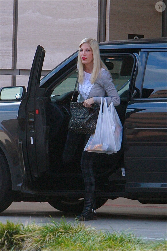 Exclusif - Tori Spelling apporte des livres et des jouets à l'hôpital "Mattel Children" au centre médical de "Ronald Reagan UCLA" à Westwood, Los Angeles, le 21 décembre 2013.