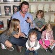 Tori Spelling, accompagnée de son mari Dean McDermott, et de leurs enfants Stella McDermott, Liam McDermott, Hattie McDermott et Finn McDermott fait la dédicace de son nouveau livre "Spelling It Like It Is" à "Barnes &amp; Noble" à Hollywood, le 9 novembre 2013.