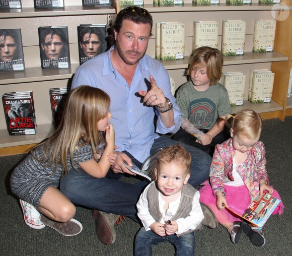 Tori Spelling, accompagnée de son mari Dean McDermott, et de leurs enfants Stella McDermott, Liam McDermott, Hattie McDermott et Finn McDermott fait la dédicace de son nouveau livre "Spelling It Like It Is" à "Barnes & Noble" à Hollywood, le 9 novembre 2013.