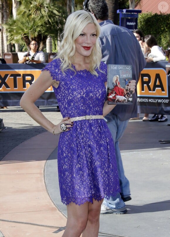 Tori Spelling est allée faire la promotion de son nouveau livre "Spelling It Like It Is" sur le plateau de l'émission "The Extra" à Universal City. Le 6 novembre 2013.