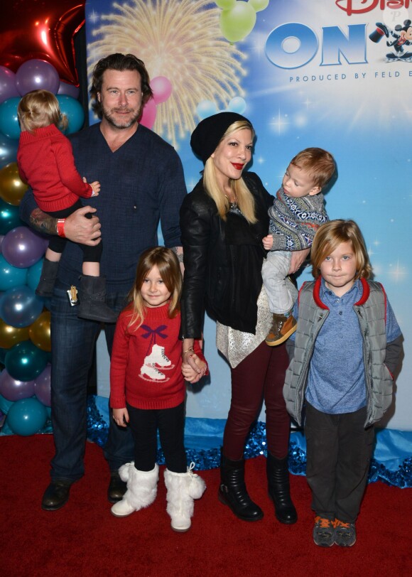 Tori Spelling, Dean McDermott et leurs enfants au spectacle Disney on Ice Rockin' Ever After à Los Angeles, le 12 décembre 2013.