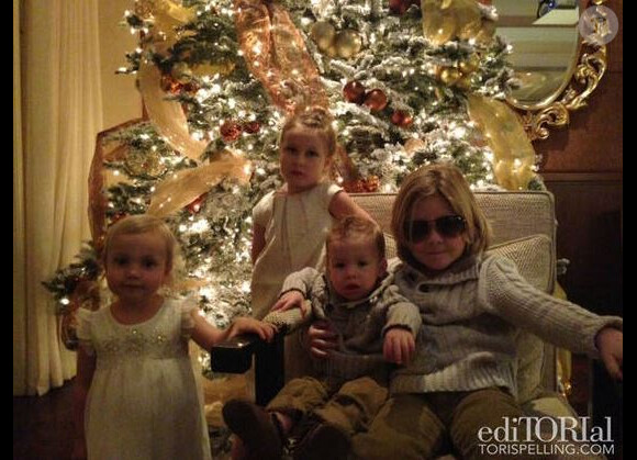 Liam (6 ans), Stella (5 ans) et des deux petits derniers, Hattie (2 ans) et Finn (1 an) les enfants de Tori Spelling et Dean McDermott, prennent la pose pour des photos souvenir, décembre 2013.