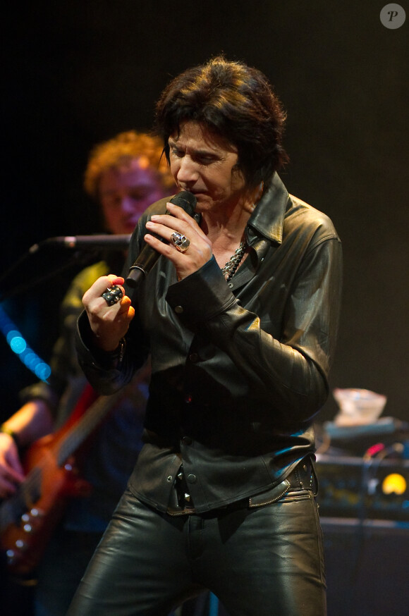 Exclusif - Jean-Luc Lahaye fête son 61e anniversaire sur scène au Théâtre Dejazet à Paris, le 23 décembre 2013.