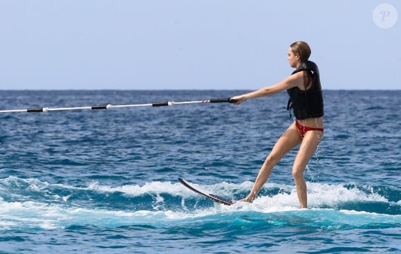 Cara Delevingne en vacances à la Barbade, le 27 décembre 2013.