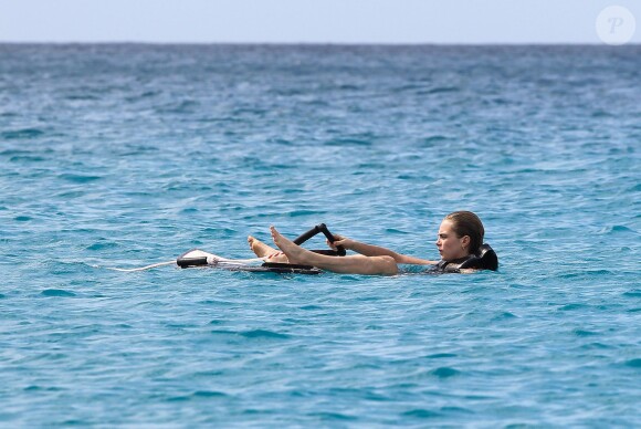 Cara Delevingne en vacances à la Barbade, le 27 décembre 2013.