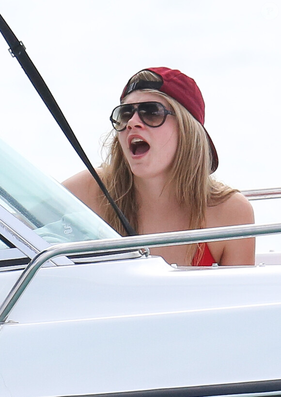 Cara Delevingne en vacances à la Barbade, le 27 décembre 2013.