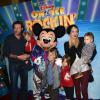 Tori Spelling, Dean McDermott et leurs enfants au spectacle Disney on Ice Rockin' Ever After à Los Angeles, le 12 décembre 2013.