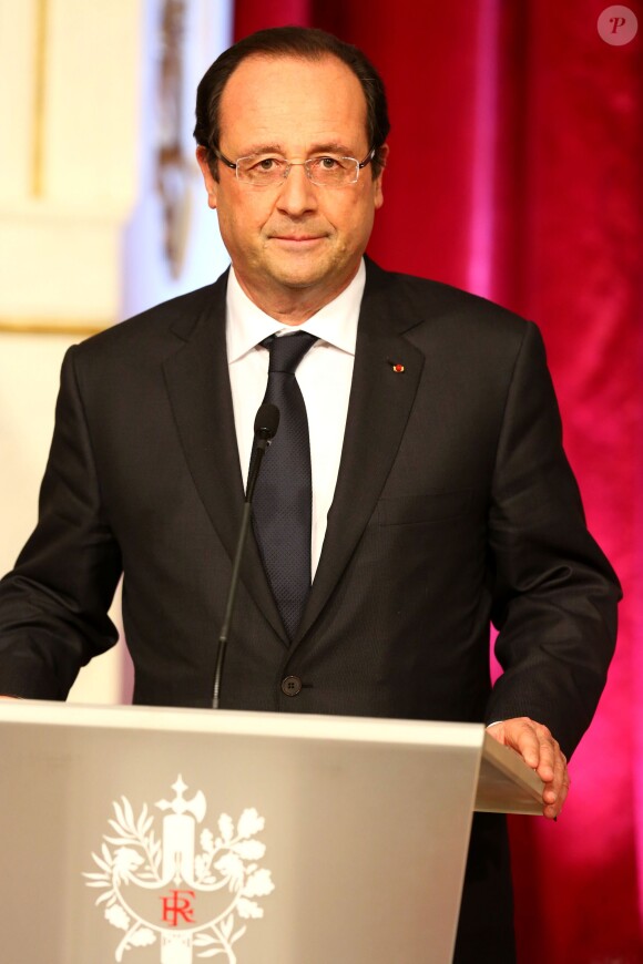 Le président François Hollande recoit la chancelière allemande Angela Merkel au Palais de l'Elysée à Paris, le 18 décembre 2013.