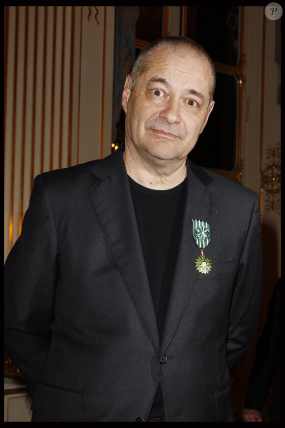 Le cinéaste Jean-Pierre Jeunet, décoré des insignes de Chavalier des Arts et des Lettres, à Paris, en février 2012.