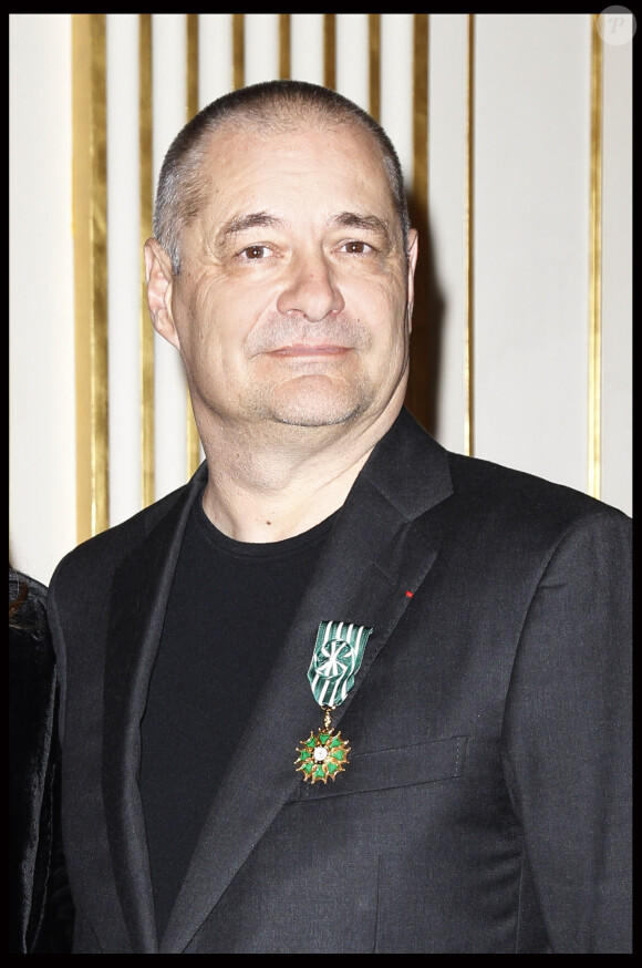 Jean-Pierre Jeunet, décoré des insignes de Chavalier des Arts et des Lettres, à Paris, en février 2012.