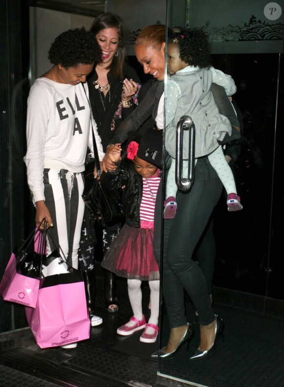 Mel B, ex-membre des Spice Girls, emmène ses trois filles Phoenix, Angel et Madison dîner au restaurant Mr.Chow à Beverly Hills, le 19 février 2013.
