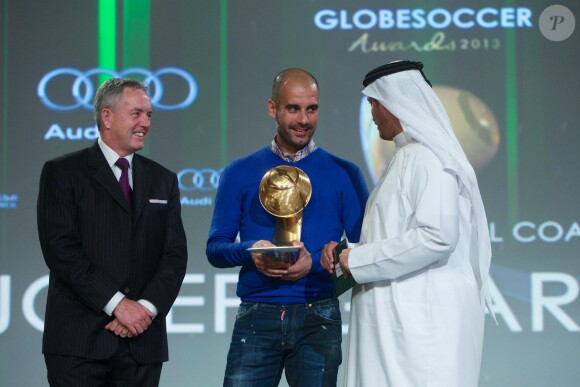 Pep Guardiola à l'honneur lors de la cérémonie des Global Soccer de la 8e édition de la Dubai International Sports Conference à Dubaï, le 28 décembre 2013