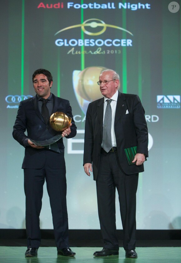 Deco à l'honneur lors de la cérémonie des Global Soccer de la 8e édition de la Dubai International Sports Conference à Dubaï, le 28 décembre 2013