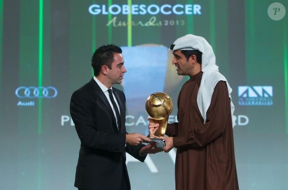Xavi à l'honneur lors de la cérémonie des Global Soccer de la 8e édition de la Dubai International Sports Conference à Dubaï, le 28 décembre 2013