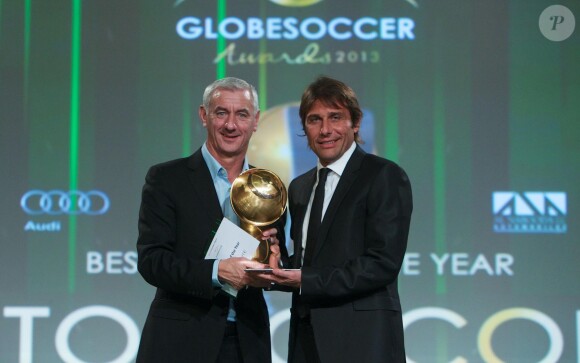 Antonio Conte et Ian Rush à l'honneur lors de la cérémonie des Global Soccer de la 8e édition de la Dubai International Sports Conference à Dubaï, le 28 décembre 2013