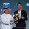 Cristiano se voit remettre le Globe soccer Award des fans lors de la 8e édition à Dubaï de l'International Sports Conference le 28 décembre 2013