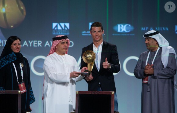 Cristiano se voit remettre le Globe soccer Award des fans lors de la 8e édition à Dubaï de l'International Sports Conference le 28 décembre 2013