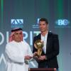 Cristiano se voit remettre le Globe soccer Award des fans lors de la 8e édition à Dubaï de l'International Sports Conference le 28 décembre 2013