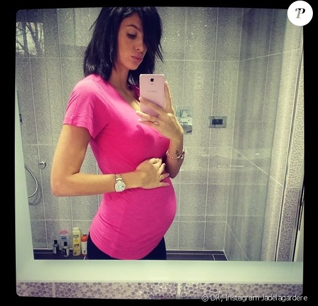 Jade Foret Enceinte De 5 Mois Elle Expose Son Ventre Liva Joue Les Tops Purepeople