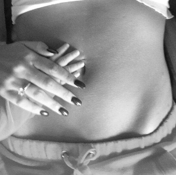 Jade Foret : la photo qui confirme sa grossesse ? Jade dévoile un cliché de sa petite Liva posant sa main délicatement sur son ventre.