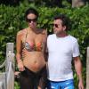 Arnaud Lagardère et sa femme Jade Foret, enceinte de leur deuxième enfant, profitent de la plage alors qu'ils sont en vacances à Miami. Le 28 octobre 2013