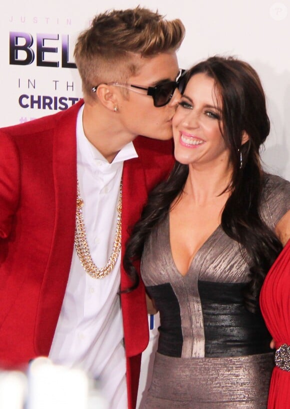 Justin Bieber et sa mère Pattie Mallette à la première de son film "Believe" à Los Angeles, le 18 décembre 2013.