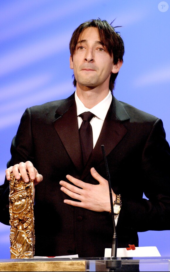 Adrien Brody et son César du meilleur acteur lors de la cérémonie du 2 février 2003