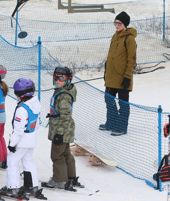 Gwen Stefani, enceinte, observe ses enfants en pleine séance de ski à Mammoth, le 31 décembre 2013.