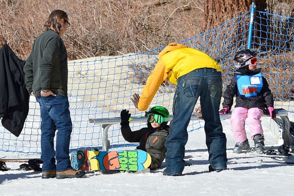 Seal félicite Zuma, le fils de Gwen Stefani, qui s'essaye lui aussi au snowboard. Mammoth, le 30 décembre 2013.