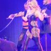 HNews consacre un sujet à Britney Spears tenant en laisse son chéri à Las Vegas, le 31 décembre 2013.