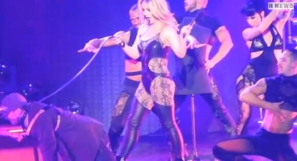 Britney Spears tient en laisse son chéri David Lucado, à Las Vegas, le 31 décembre 2013.