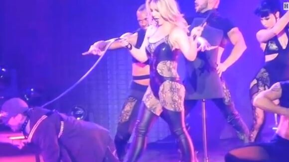 Britney Spears : Robe ouverte aux fesses et chéri en laisse, bonne année 2014