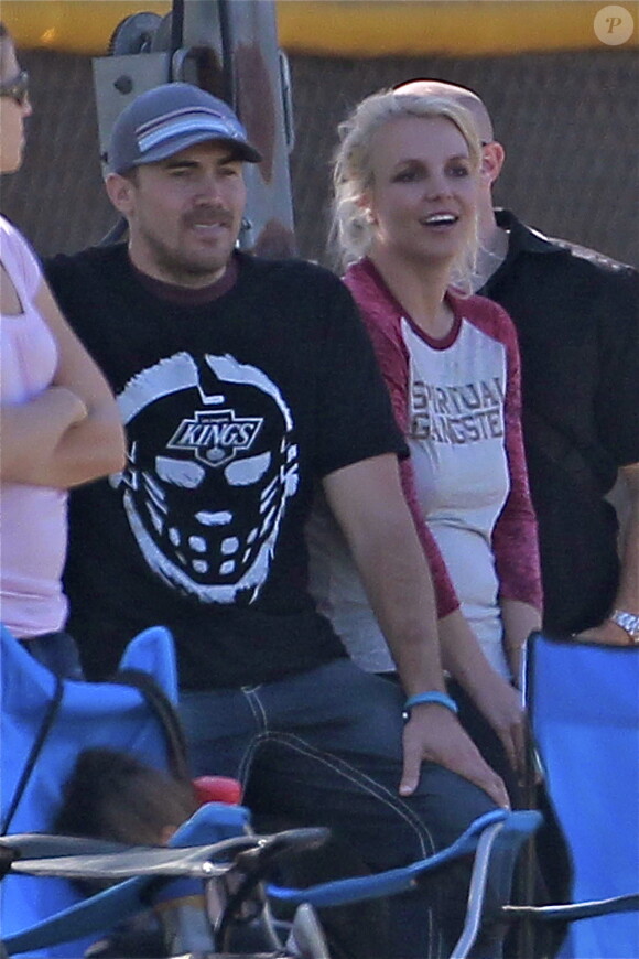 Britney Spears et son petit-ami David Lucado, regardent avec son père Jamie Spears et son ex-mari Kevin Federline, ses fils Sean Preston et Jayden James jouer au football à Los Angeles, le 9 Novembre 2013.