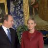 Le prince Albert II de Monaco passe la parole à la princesse Charlene lors de leur message de voeux aux Monégasques pour 2014. La princesse Charlene a prononcé quelques mots en français pour conclure.